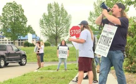 Columbia Marijuana Dispensary employees picket for right to unionize